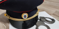 фуражка полицейского и наручники - ИА Nord-News.Ru