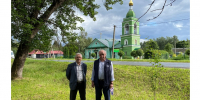 Поселок Карамышево. Игорь Лагунин (слева) и Сергей Савин у церкви Святого Иоанна ​​​​​​​Кронштадтского - ИППО