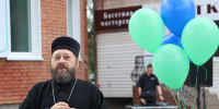 Накануне 95-летия столицы Хакасии Преосвященный Владыка принял участие в открытии уличного арт-объекта – амбиграммы «Абакан — Россия» - Абаканская епархия