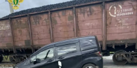 Грузовой поезд протаранил легковушку на переезде в Курганской области - Область 45