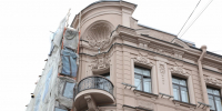 С фасада дома Ростовцева на углу Невского проспекта и улицы Рубинштейна снимают строительные леса - tvspb.ru - ТК Санкт-Петербург