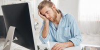 Фото: https://www.magnific.com/free-photo/frustrated-tired-bearded-caucasian-employee-touching-his-head-feeling-absolutely-exhausted-because-overwork-calculating-accounts-sitting-front-computer-screen-deadline-overwork_9029115 - Алтайская правда