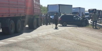 Легковушка столкнулась с большегрузом на трассе А‑300 - Волга Ньюс