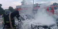 В Костроме на парковке у ТРЦ «РИО» загорелся автомобильвидео - Комсомольская Правда