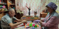 В доме-интернате провели пальчиковую гимнастику для маломобильного подопечного - Волжская новь