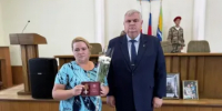 Глава Азовского района Сергей Комаров вручил государственные награды семьям погибших героев СВО - Азовский район