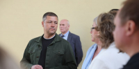 Михаил Ведерников посетил Плюсскую среднюю школу после капитального ремонта и благоустройства - Правительство Псковской области
