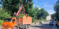 На Сапёрном спуске убрали ветки, мешавшие автомобилистам - LipetskNews.Ru