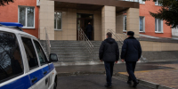 После смертельного выстрела во дворе дома подозреваемого отправили под стражу - SyasNews.Ru