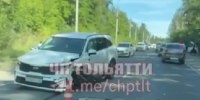 (фото) В зеленой зоне Тольятти из-за  аварии образовалась крупная пробка - TltGorod.Ru