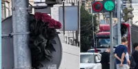К месту жуткого ДТП на островке безопасности в Омске принесли цветы - СуперОмск
