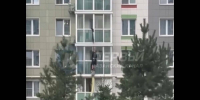 Спускаясь по простыням, мужчина сорвался с балкона казанской многоэтажки - ИА Татар-информ
