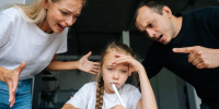 Родителям перечислили фразы, которые нельзя говорить детям даже в гневе - РТВ-Подмосковье