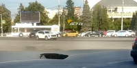 В Новосибирске яму на дороге у площади Ленина связали с повреждением водовода - Сиб.фм