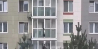 Мужчина сорвался с балкона казанской многоэтажки, пытаясь спуститься по простыням - ГТРК Татарстан