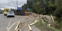В Твери опрокинулся лесовоз с горбылем - Афанасий-биржа