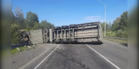 В Красноярском крае фура после аварии перегородила проезд на трассе Р-255 - Комсомольская Правда