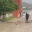 Появилось видео спасения девочки из потока на дороге в Дагестане сотрудником ЖКХ - ИА Победа 26