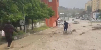 Появилось видео спасения девочки из потока на дороге в Дагестане сотрудником ЖКХ - ИА Победа 26