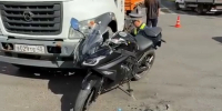 Байкер потерял кровь после аварии в Кирове и попал на видео - Город Киров