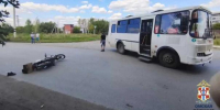 В Калачинске пассажирский автобус столкнулся с мопедом - Om1.Ru