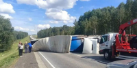 Фура встала на бок поперек краевой трассы между Красноярском и Канском. Фото: 24 ГОСАВТОИНСПЕКЦИЯ - Седьмой канал