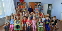 В чистопольском детском саду юные пешеходы повторили ПДД вместе с Дядей Стёпой и получили сладкий приз - Чистополь-информ