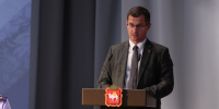 Министр образования и науки Челябинской области Виталий Литке докладывает от стойки с микрофоном. Автор фото - Наиль Фаттахов, АО «Обл-ТВ», Изображение. - Правительство Челябинской области