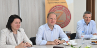 Губернатор Алтайского края Виктор Томенко провел встречу с волонтерами Калманского района - Администрация Алтайского края