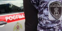 В Тихвине росгвардейцы задержали мужчину, проникшего в пункт выдачи заказов - tvspb.ru - ТК Санкт-Петербург