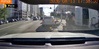 В Новосибирске велосипедист врезался в коробки и упал на автомобиль - Gorsite.Ru