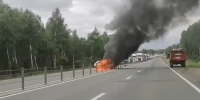 На трассе М-8 под Ростовом Великом образовалась пробка из-за пожара машины - YarNews.Ru