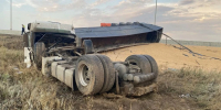 В Волгоградской области фура с зерном съехала в кювет и перевернулась - Волга-Медиа
