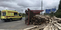 В Твери опрокинулся лесовоз. Пострадал водитель - Газета Вся Тверь