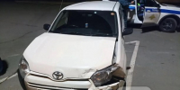 Автомобиль на ходу врезался в Toyota Probox в Южно-Сахалинске и скрылся с места - News.Astv.Ru