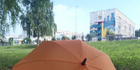Оранжевый зонт на траве в Менделеевске - Менделеевские новости