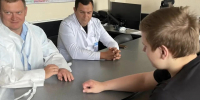 Евгений Васильев провел осмотр молодого порховича, которому спас руку восемь лет назад - Pln-Pskov.Ru