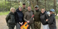 СПбГУ передал музыкальные инструменты военнослужащим в зоне СВО - СПбГУ