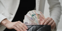 В Северске одна женщина оставила сумку на столе, другая забрала из нее деньги - Комсомольская Правда