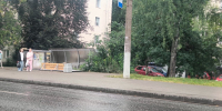 Ветер снес остановку ВятГУ в центре Кирова - Kirov.Online