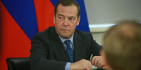 Медведев заявил, что "выступающая против всего молодежь - это придурки" - ИА Амител