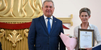 Александр Романенко вручил Благодарственные письма АКЗС сотрудникам краевого суда - Законодательное Собрание