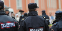 Трое мужчин под видом полицейских вымогали деньги у матери на улице Вавиловыхвидео - Комсомольская правда