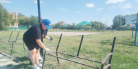 Сотрудники центральной библиотеки приняли участие в акции по покраске железных оснований лавочек в парке семейного отдыха - ЦБС Баганского района