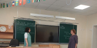 Мария СУЗДАЛЕВА показала Ольге ВИТКОВОЙ кабинет географии, где полностью обновлена мебель и установлена новая доска с интерактивной панелью - Сетевое издание Маяк