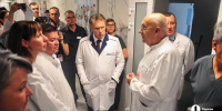 На фото - Михаил Мурашко общается с персоналом Областной клинической больницы №3. Автор фото – Кирилл Садыков, АО «Обл-ТВ», Изображение. - Правительство Челябинской области