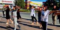 Сотрудники администрации Заводоуковского муниципального округа начали свой рабочий день с утренней зарядки - Департамент физкультуры и спорта
