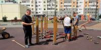 Депутат Сукманов проверил новые детские площадки в Оренбурге - Комсомольская Правда