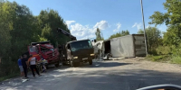 Грузовик опрокинулся после ДТП в Дзержинском районе Новосибирска - Gorsite.Ru