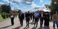 Александр Хинштейн и Василий Пискарёв почтили память героев Курской дуги в Понырях - Курская правда